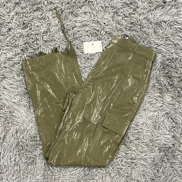 NEW • Good American • The Paper Cargo Pants Olive Green Shiny Large 3 Womens - Picture 4 of 5
